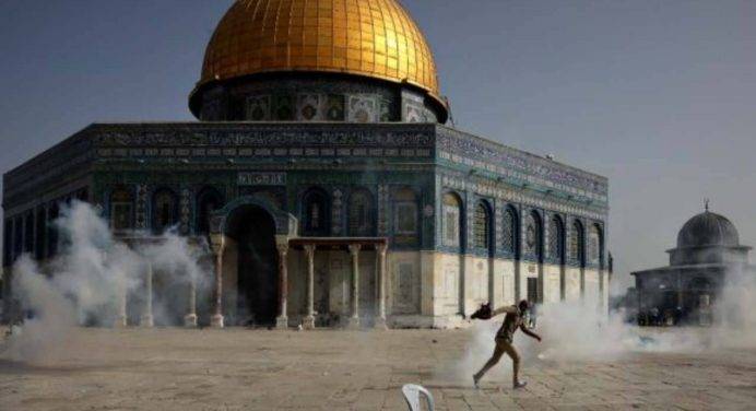 Gerusalemme, ancora scontri sulla Spianata: 12 feriti nell’ultimo venerdì di Ramadan