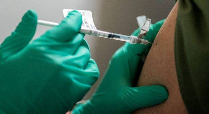 Vaccini, Asl Toscana Centro: “Soluzione fisiologica in luogo di vaccino per sei persone”