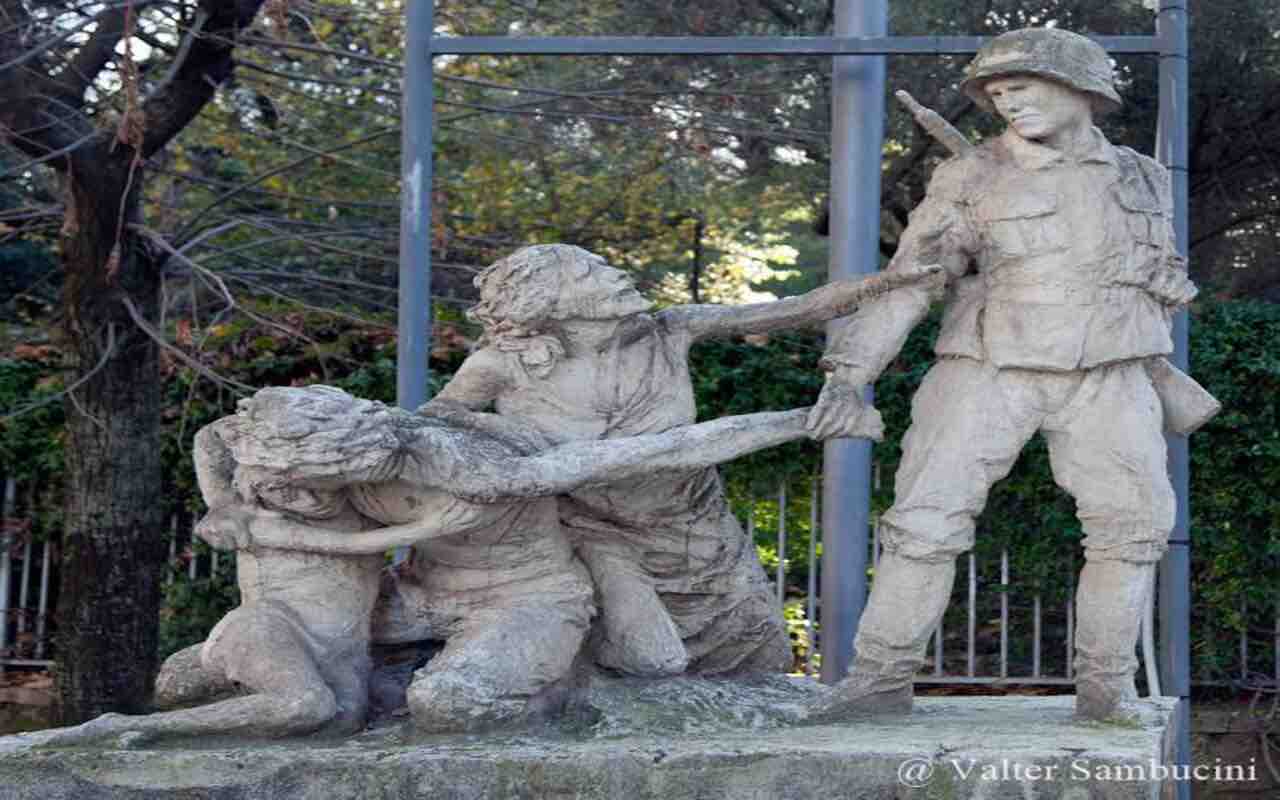 Danneggiato a Roma il monumento ai deportati del Quadraro