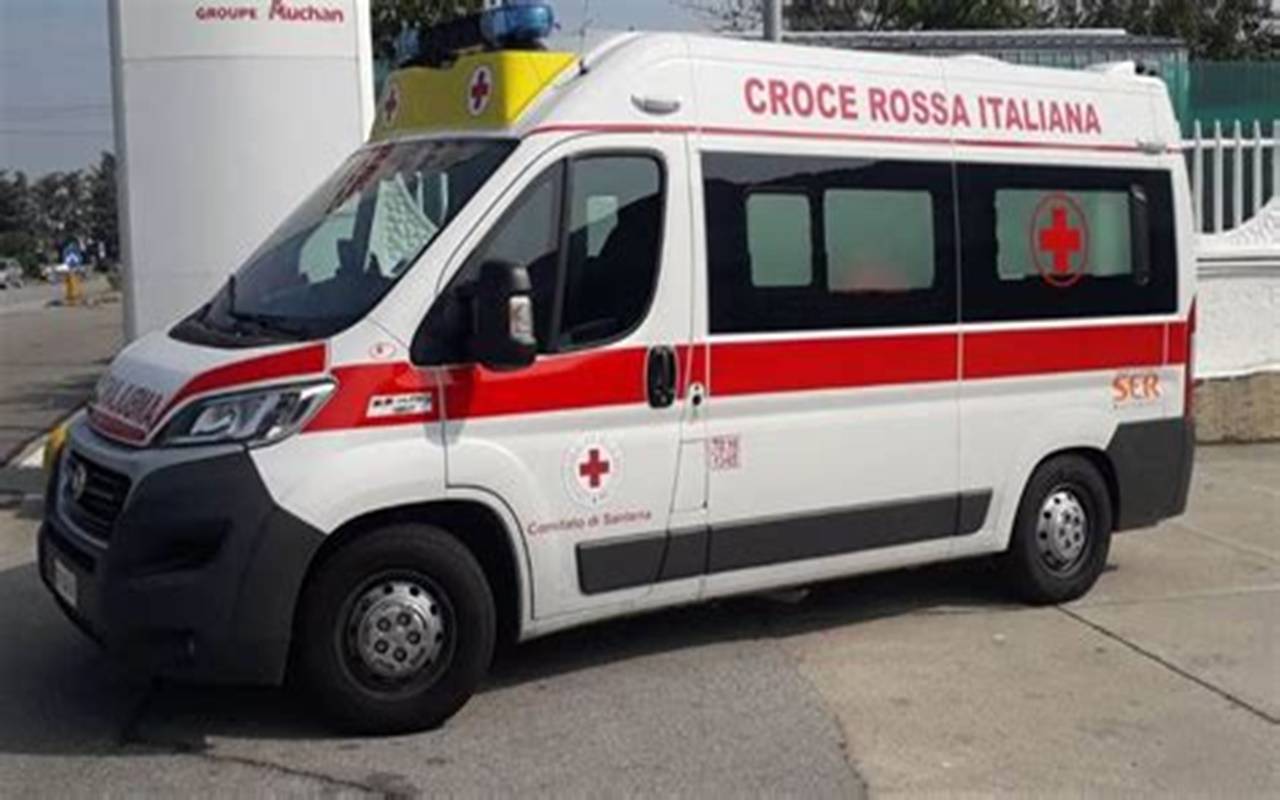 Napoli: sottrae ambulanza della Croce Rossa per soccorrere parente