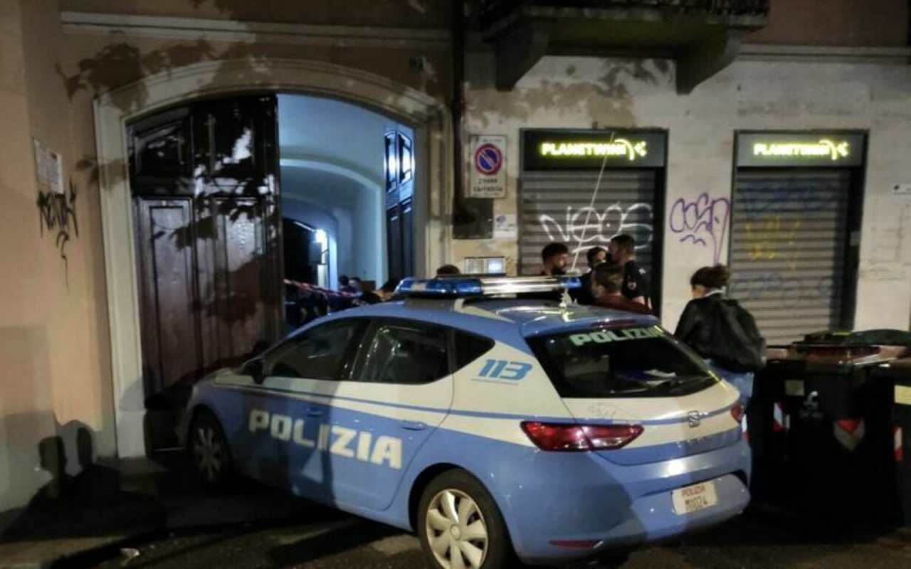 Omicidio nella notte a Torino: 25enne ucciso in casa, assassino in fuga