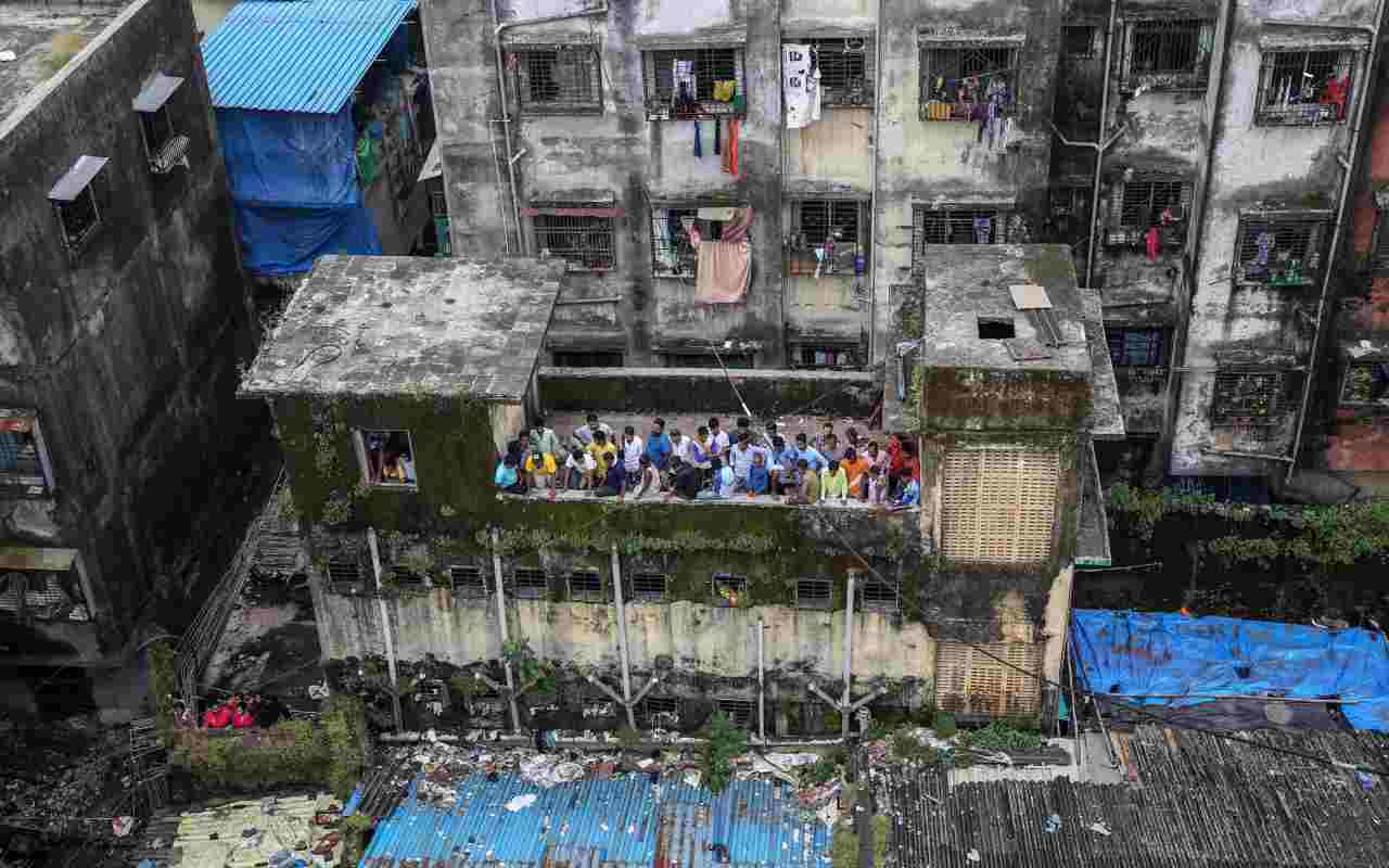 India, crolla edificio a Mumbai: almeno 11 morti tra cui 8 bambini