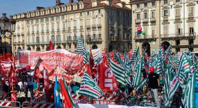 Blocco licenziamenti: sindacati in piazza a Torino, Firenze e Bari per la proroga