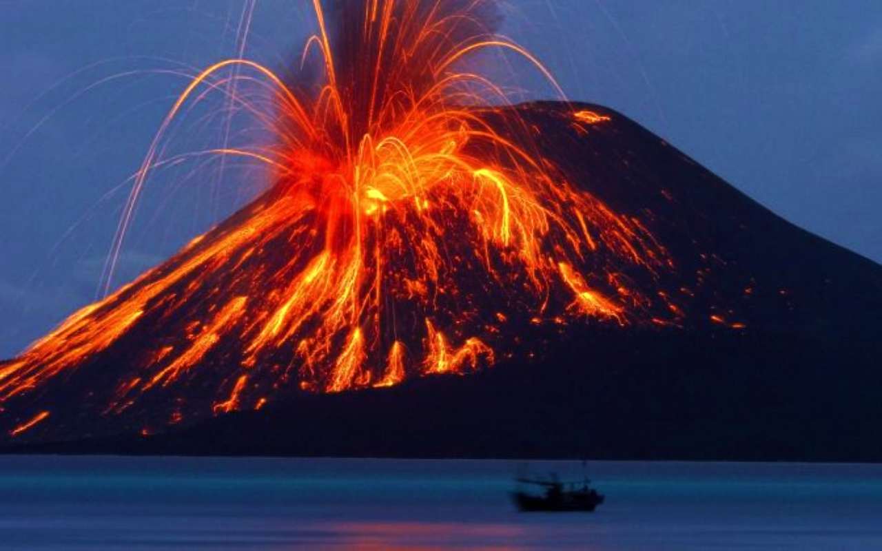 Stromboli: esplosioni nella notte in area craterica Nord