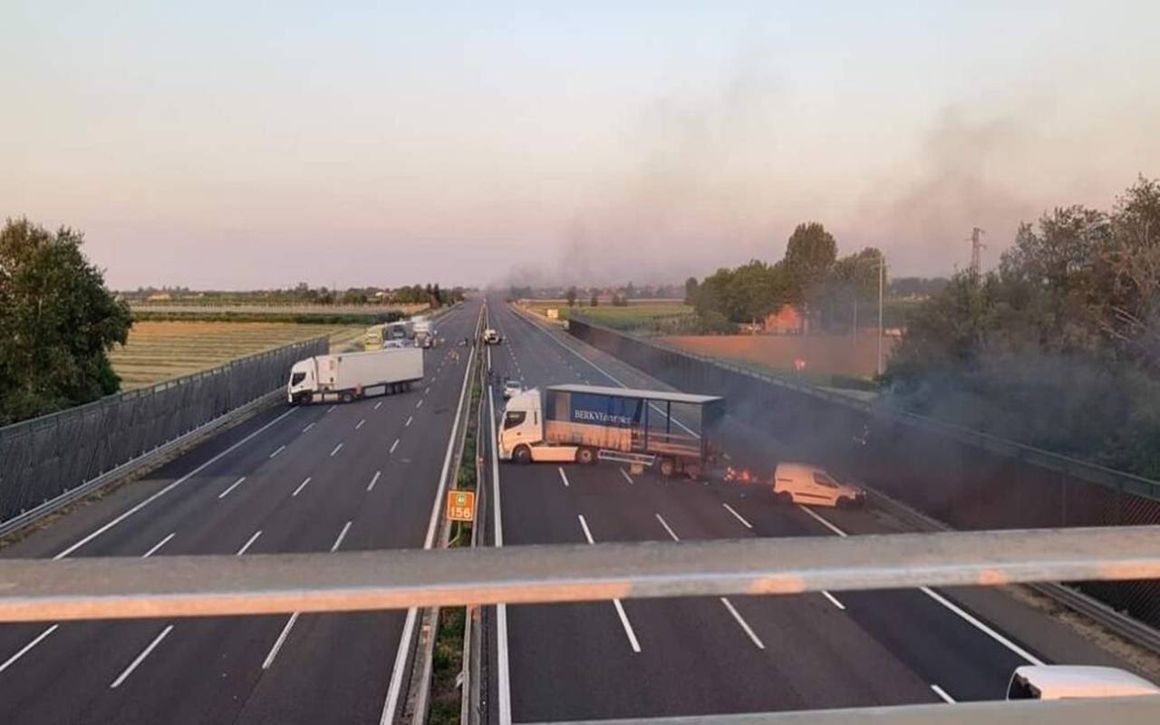 Tentata rapina sull’A1 Milano-Napoli, chiodi sull’asfalto e mezzo incendiato