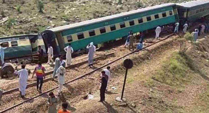 Pakistan, deraglia treno passeggeri a Daharki: decine di morti