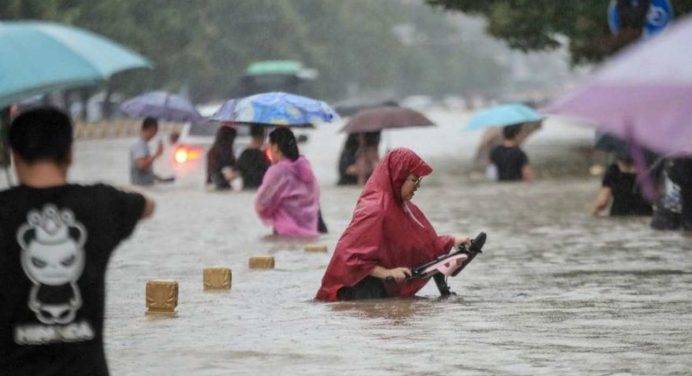 Cina, forti inondazioni nell’Henan, 12 morti nella metro di Zhengzhou
