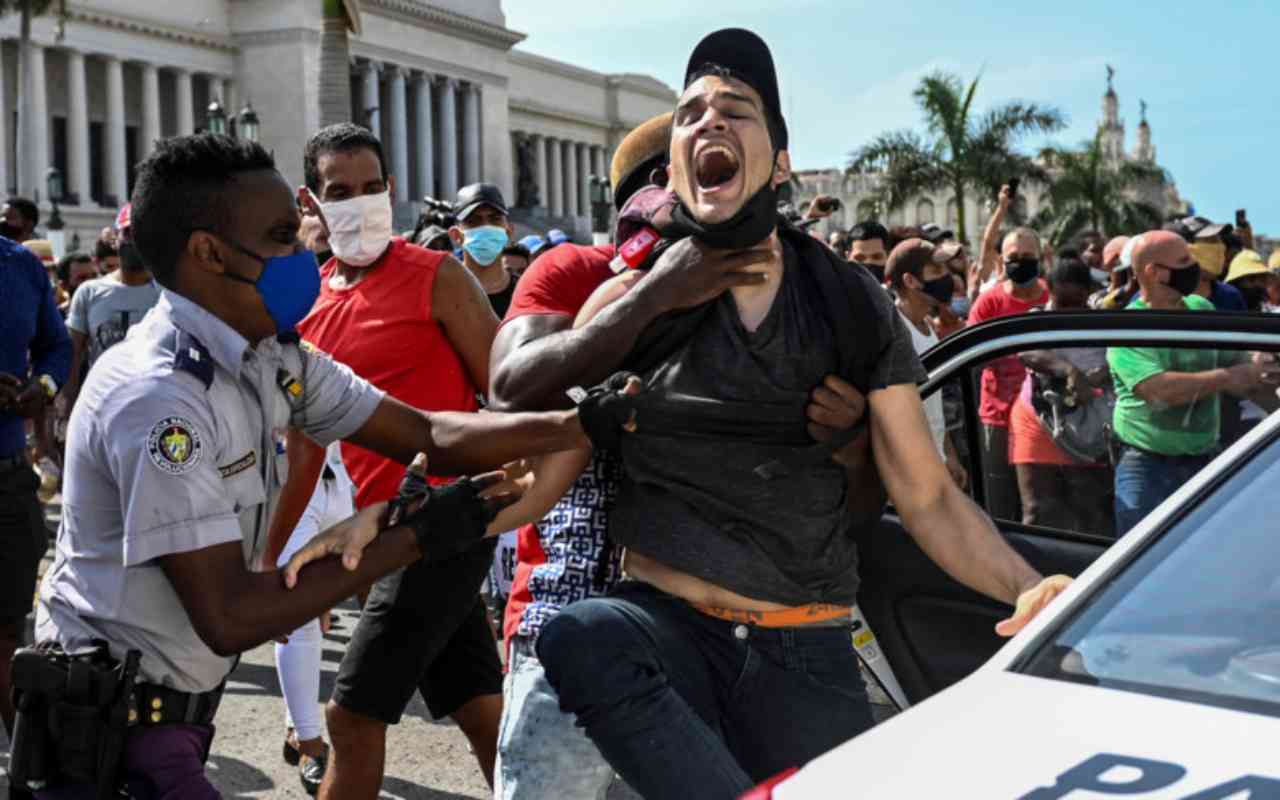 Proteste a Cuba per la mancanza di cibo e medicine, dura la repressione