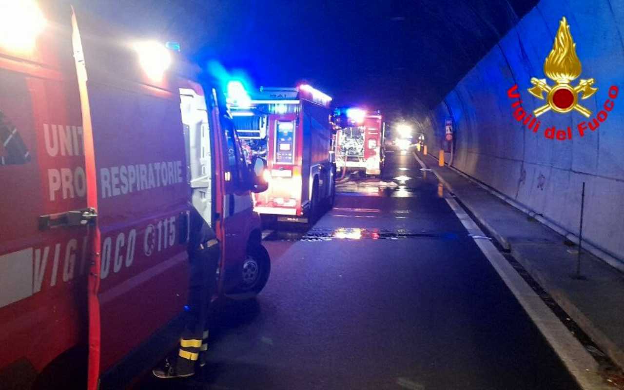 Bus prende fuoco sulla SS36 tra Lecco e Sondrio, tutti in salvo