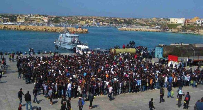 Oltre 1.100 migranti all’hotspot di Lampedusa, struttura al collasso