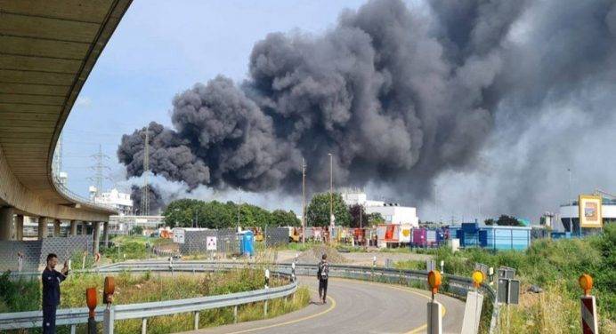 L’esplosione nel parco chimico di Leverkusen causa un morto e 31 feriti