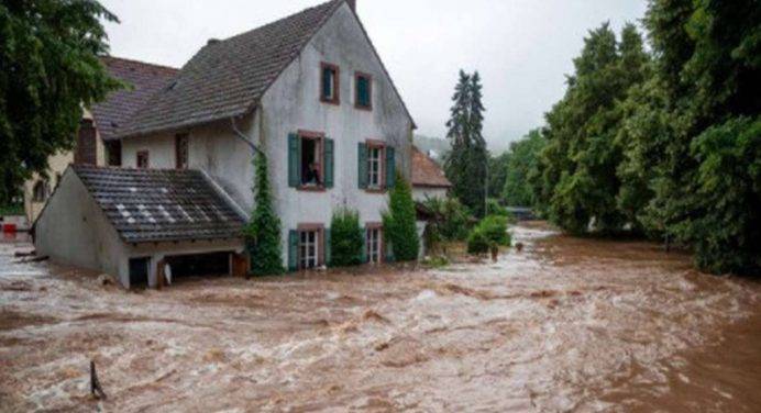 Tra Germania e Belgio 127 morti, famiglie evacuate anche in Olanda