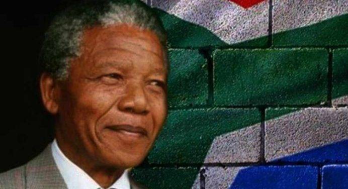 Sudafrica al bivio mentre si celebra il Mandela Day