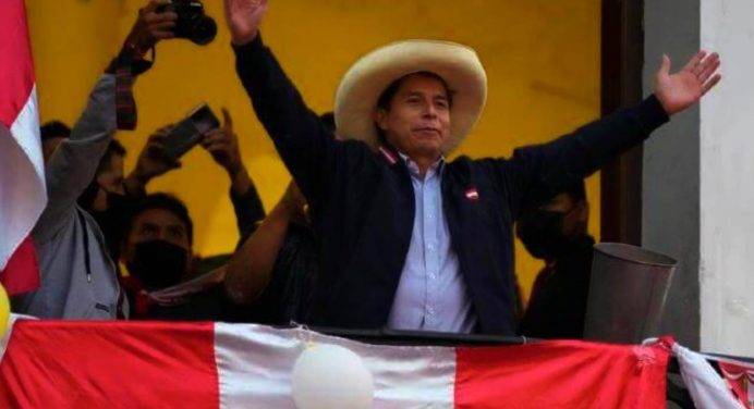 Perù: Parlamento discuterà la destituzione del presidente Castillo per “incapacità morale”