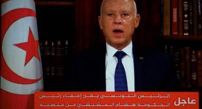 Tunisia: il Presidente Saied sospende il Parlamento e licenzia il premier e due ministri