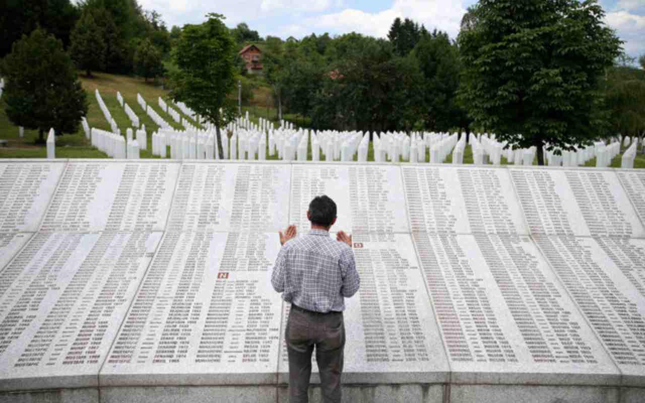 Il parlamento del Kosovo condanna il genocidio di Srebrenica