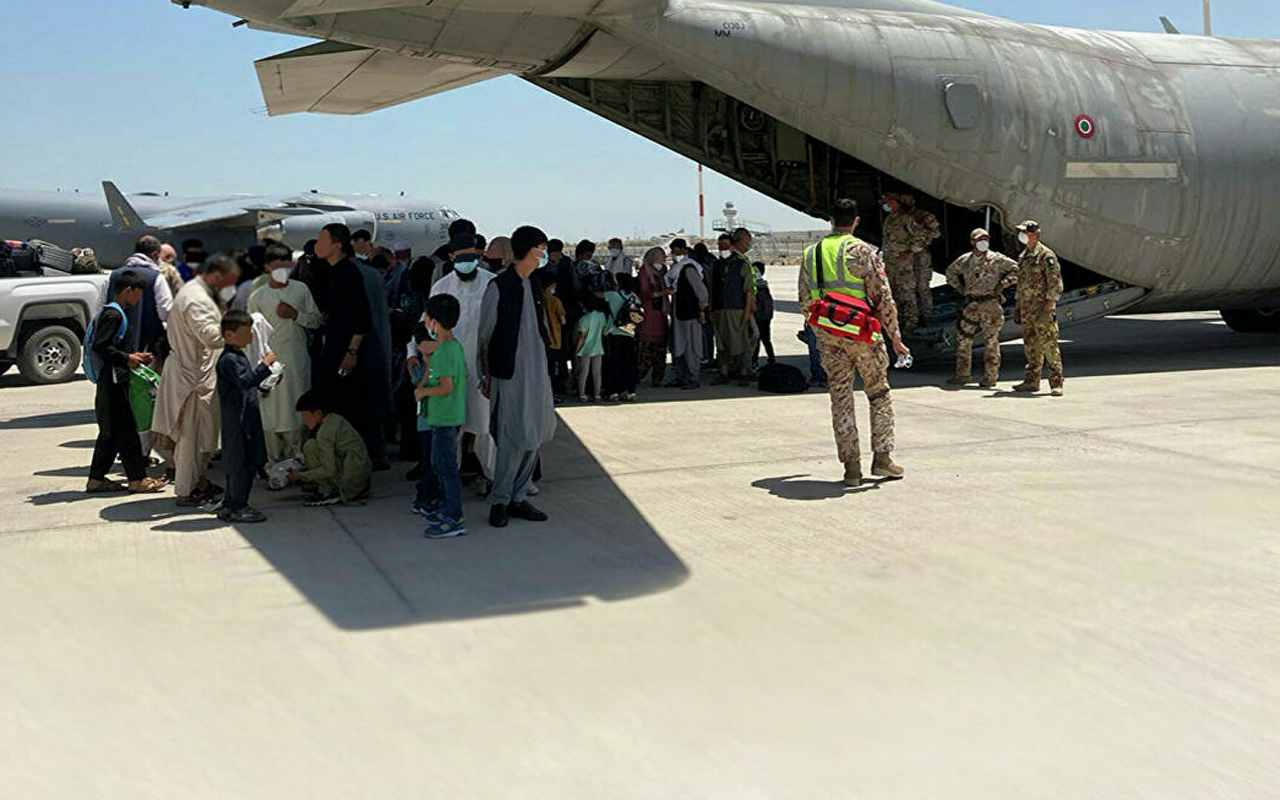Afghanistan: oggi ultimo C-130 italiano. Arrivate 4 calciatrici di Herat