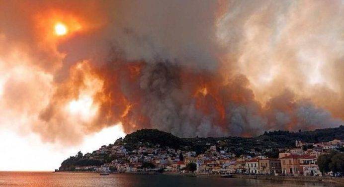 In fiamme l’isola greca di Evia, evacuati tre villaggi