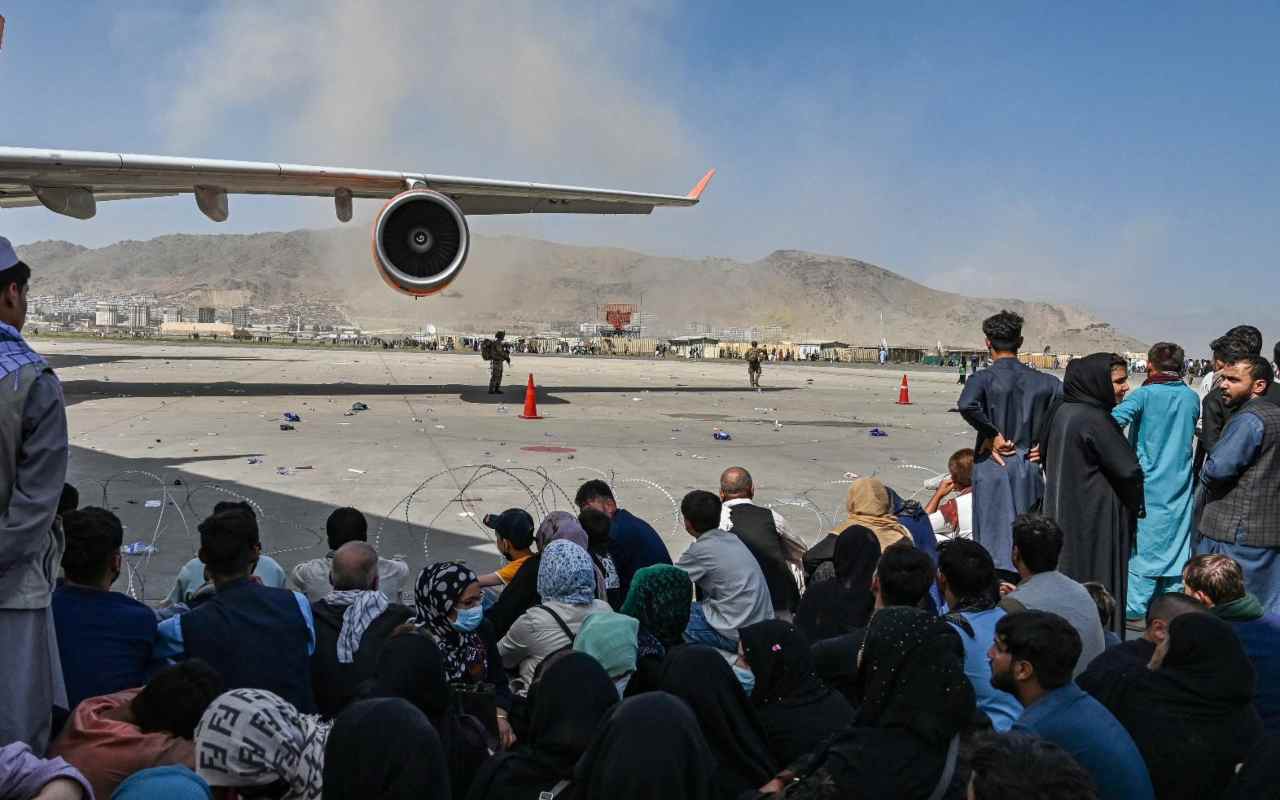 Afghanistan, i Talebani danno l’ok alla partenza di 200 stranieri da Kabul