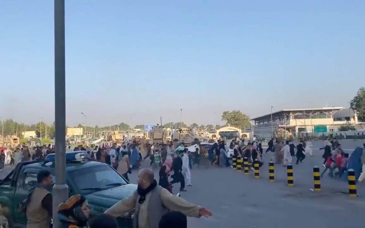 Kabul: caos in aeroporto, 5 morti. Oggi il rientro degli italiani