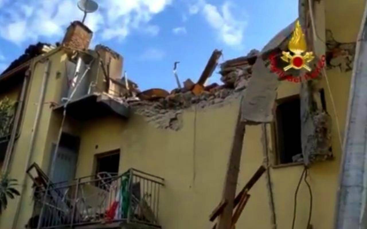 Crolla palazzina a Torino dopo esplosione: morto un bambino