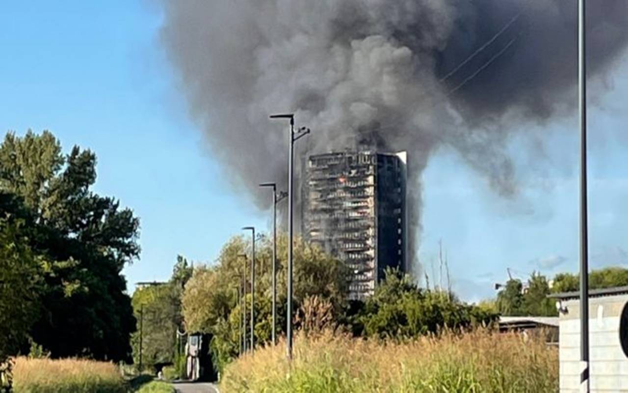 In fiamme un palazzo di 15 piani a Milano