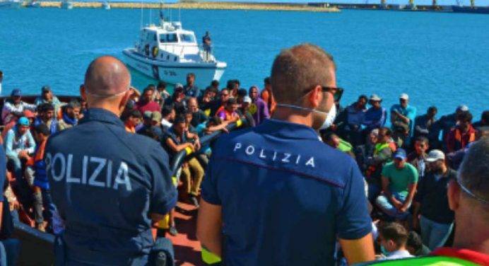 Migranti, 424 soccorsi nella notte a Lampedusa. L’hotspot al collasso