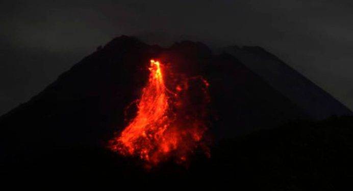 Il vulcano Merapi si risveglia: chilometri di ceneri e lava in Indonesia