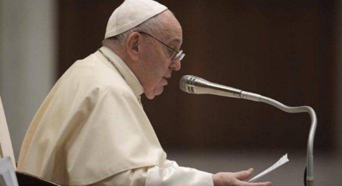 Udienza, Papa: “Ipocrisia è paura per la verità. È come truccarsi l’anima”