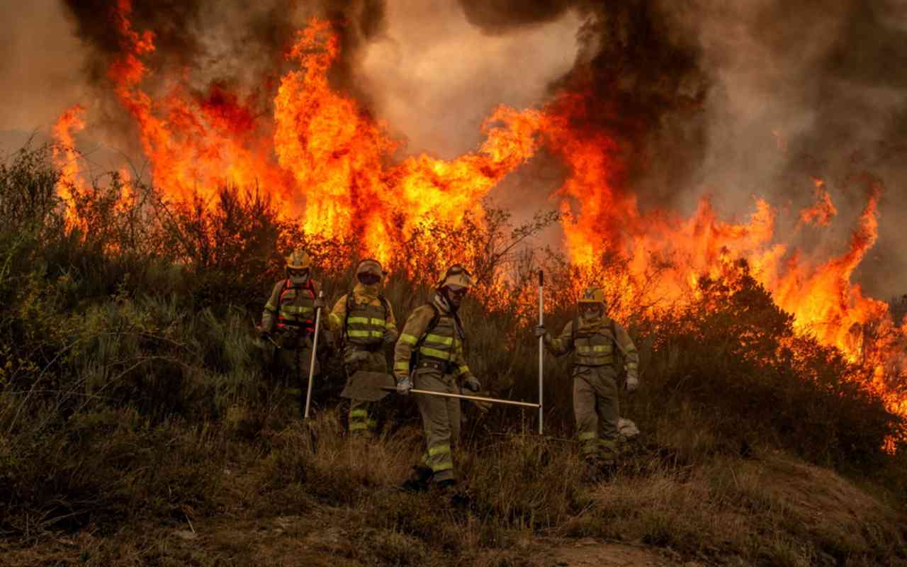 Vasto incendio nel sud della Spagna, in corso le operazioni di spegnimento