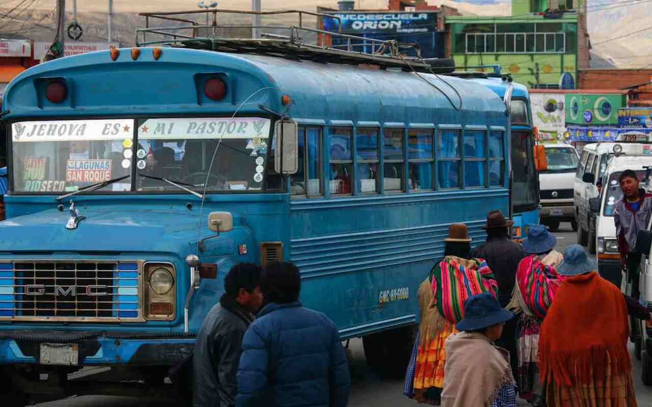 Bolivia: autobus precipita in un burrone, è strage. Morti anche 3 bimbi