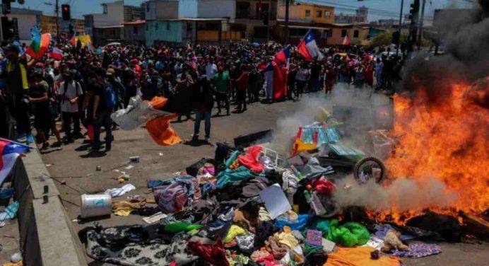 Iquique (Cile): sgombero di migranti con percosse a minori e a donne incinta