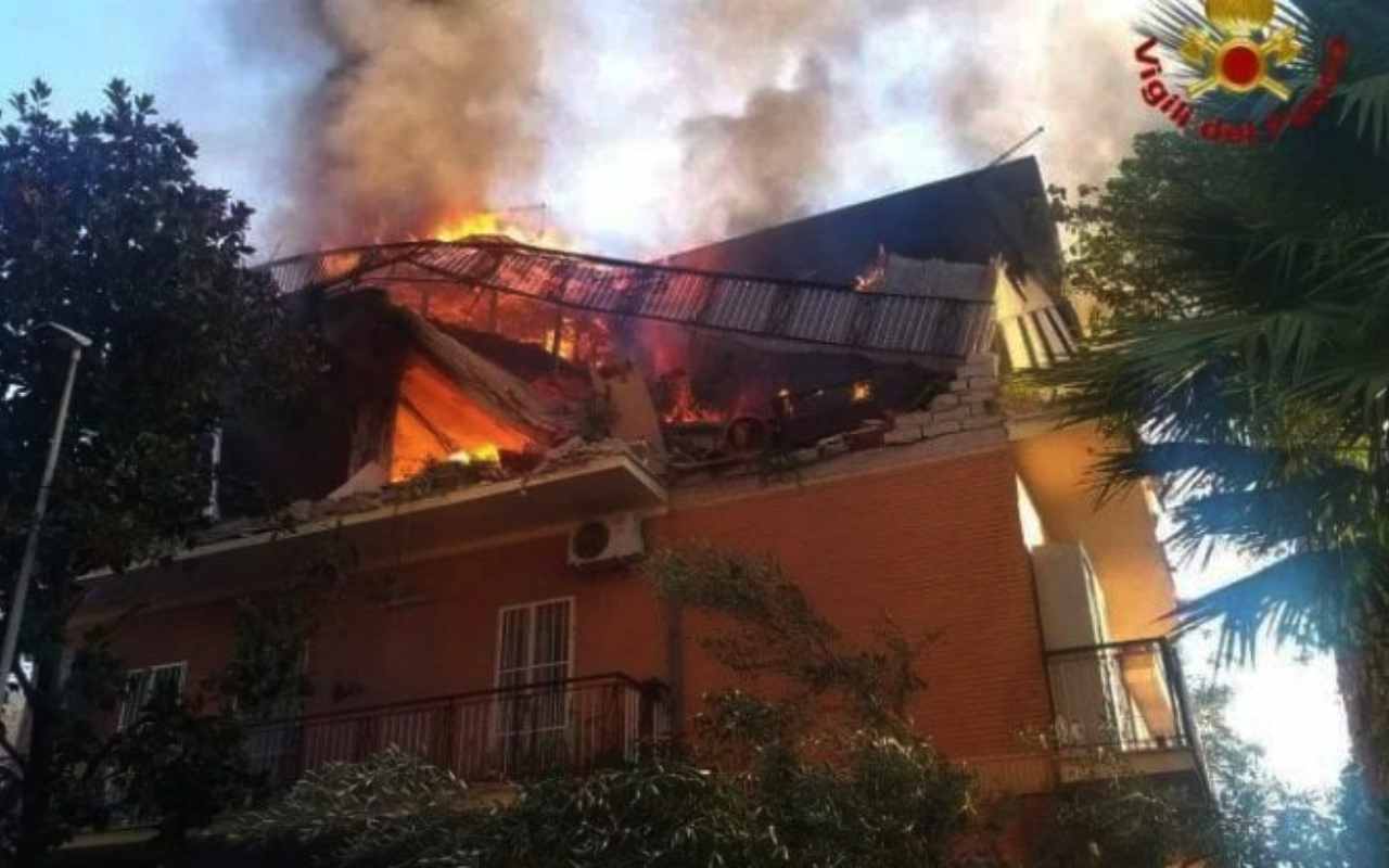 Roma, esplode bombola: crolla palazzina in zona Tor Bella Monaca