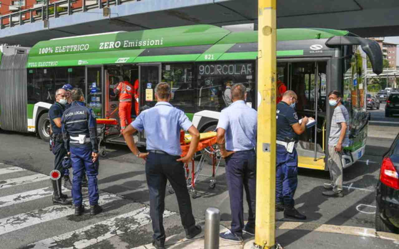Milano, incidente in zona Fiera tra un filobus e un’auto