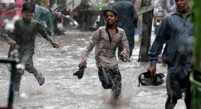 Alluvioni in Pakistan: oltre 1000 morti. Premier: Piogge mai viste prima”