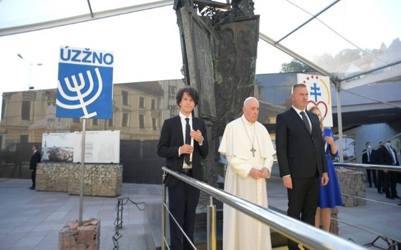 L’incontro del Papa con la comunità ebraica al Memoriale dell’Olocausto: “Durante la Seconda guerra mondiale disonorato il nome di Dio”