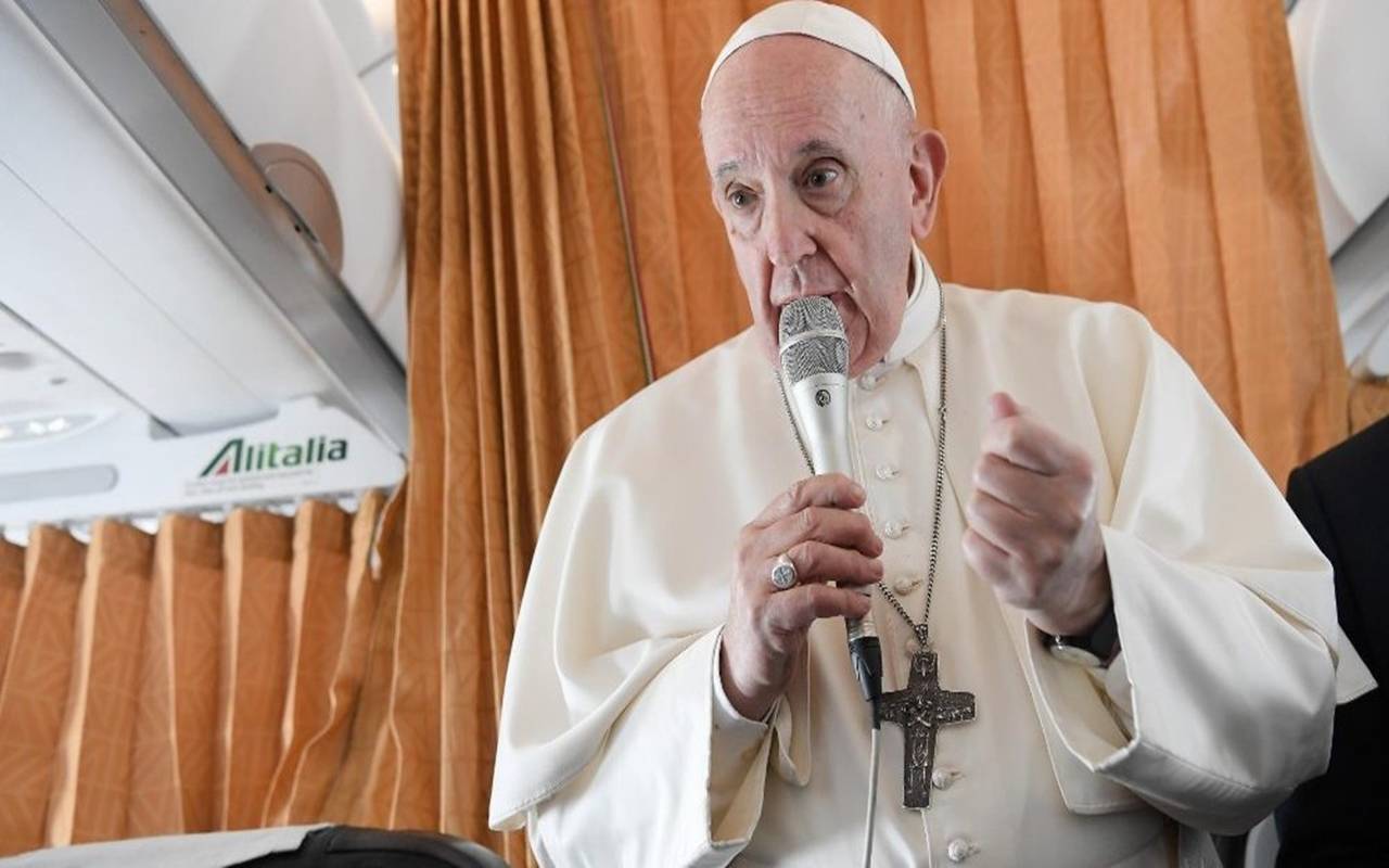 Papa Francesco in aereo ai giornalisti: “L’Europa deve riprendere i sogni dei padri fondatori”