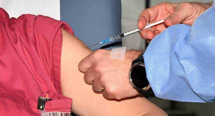 Vaccini, immunizzato in Italia oltre il 70% degli over 12