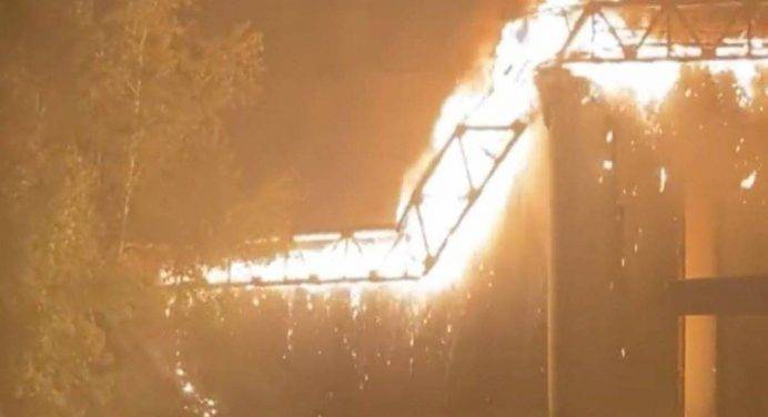 Roma, fiamme nella notte: le ipotesi sull’incendio al Ponte di Ferro
