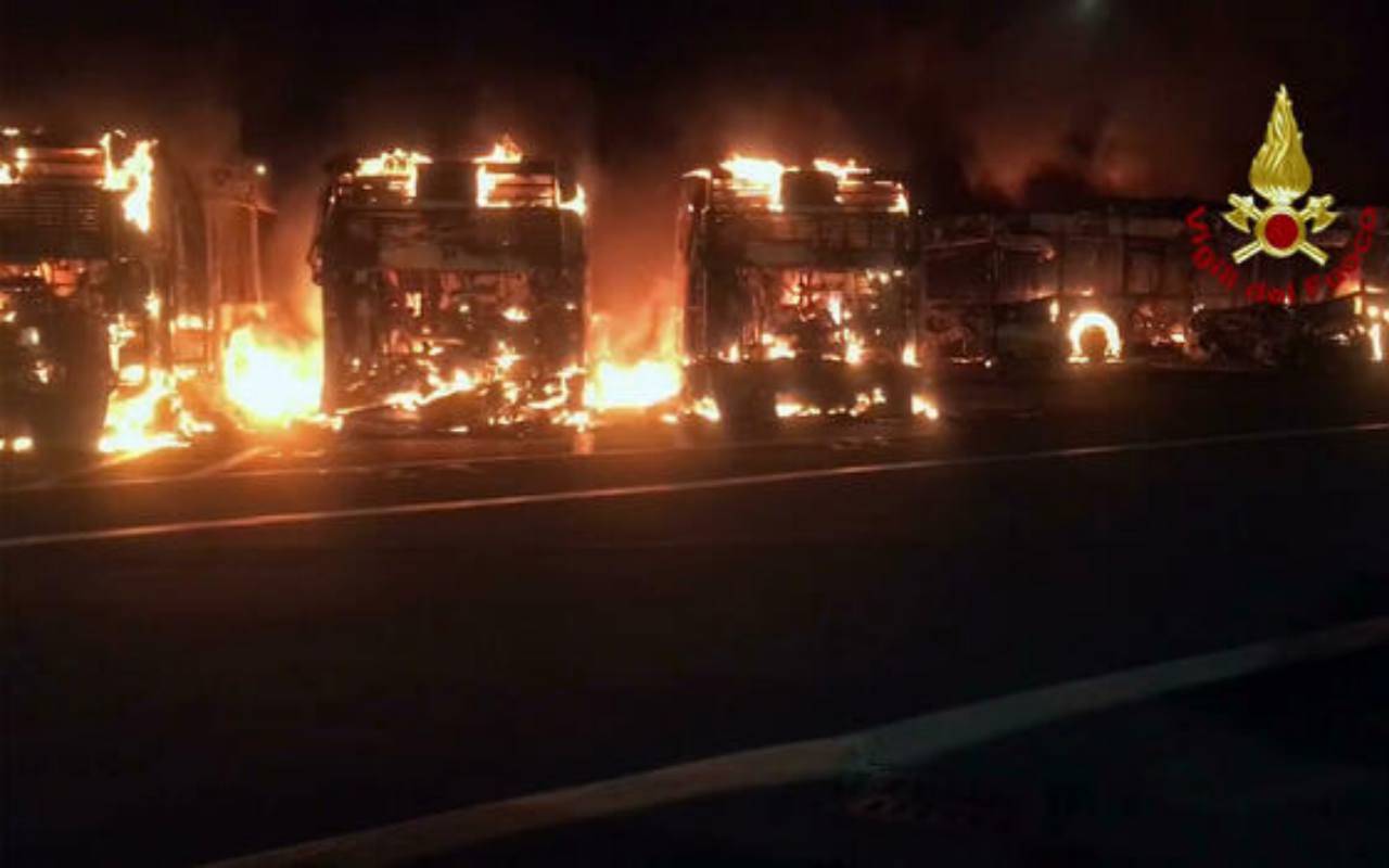 Rogo nel deposito Atac di Roma, 26 bus distrutti: “Non si esclude il dolo”