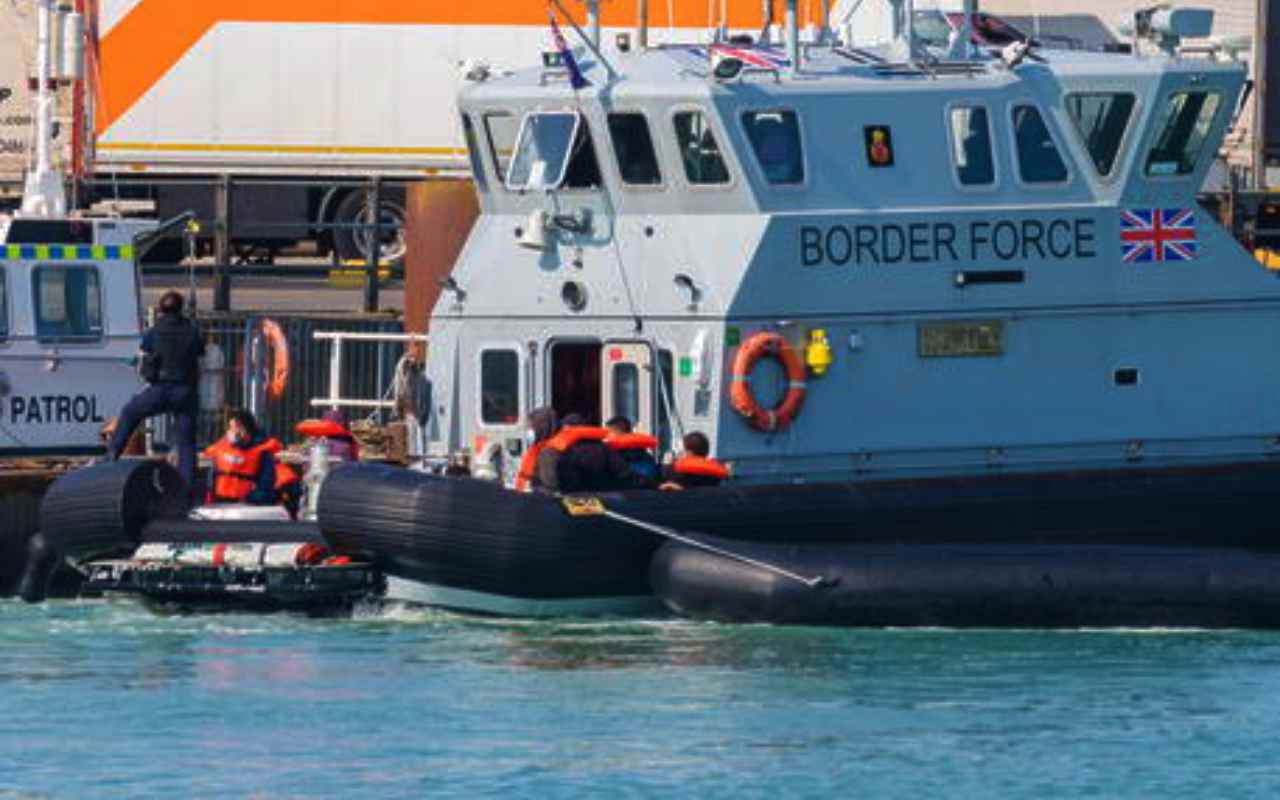 La Gran Bretagna salva 340 naufraghi in difficoltà nel canale della Manica