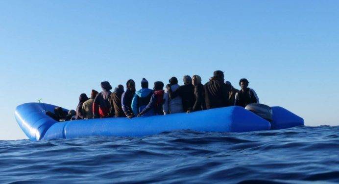 Migranti: barchino si ribalta vicino Lampedusa, dispersa una bimba
