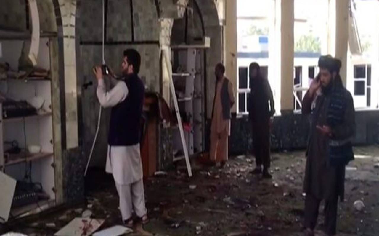 Afghanistan, attentato in una moschea con almeno 80 vittime