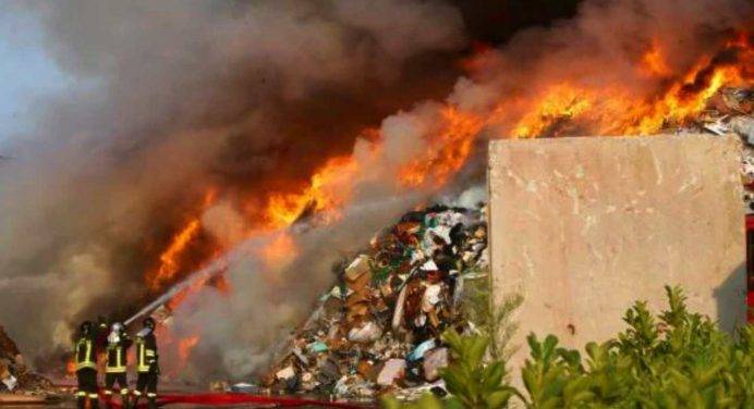 Incendio in ditta rifiuti nel Pavese: arrestati 3 uomini per danni ambientali