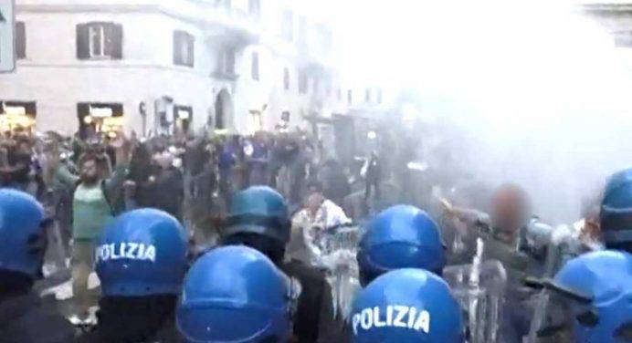 No green pass a Roma: tafferugli e scontri con la polizia