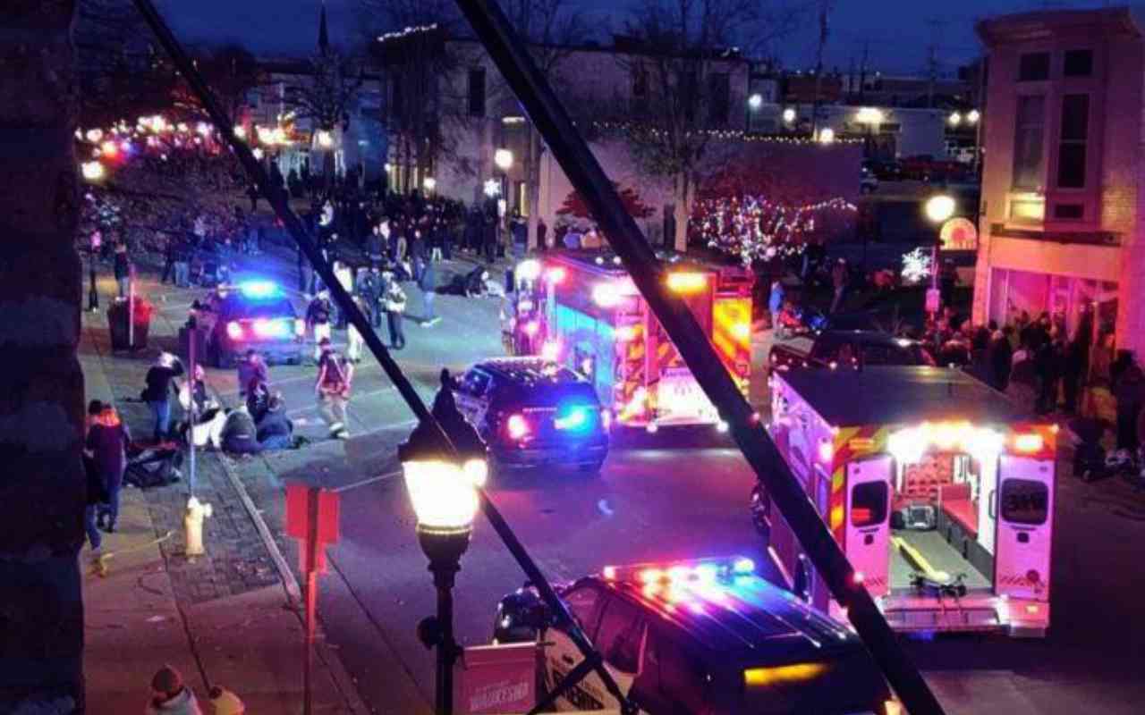 Usa, suv si lancia su corteo natalizio a Waukesha: 5 morti e 40 feriti