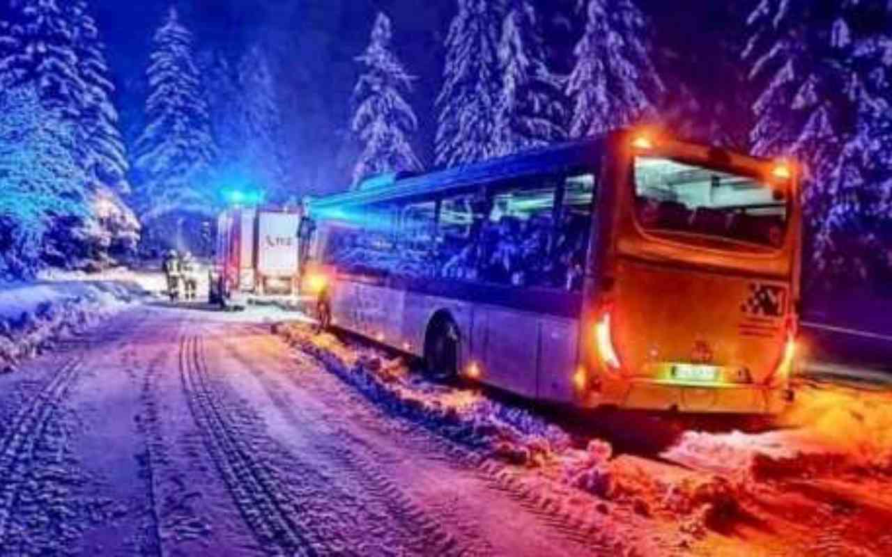 Cadono i primi fiocchi di neve: disagi per mezzi pubblici e automobilisti