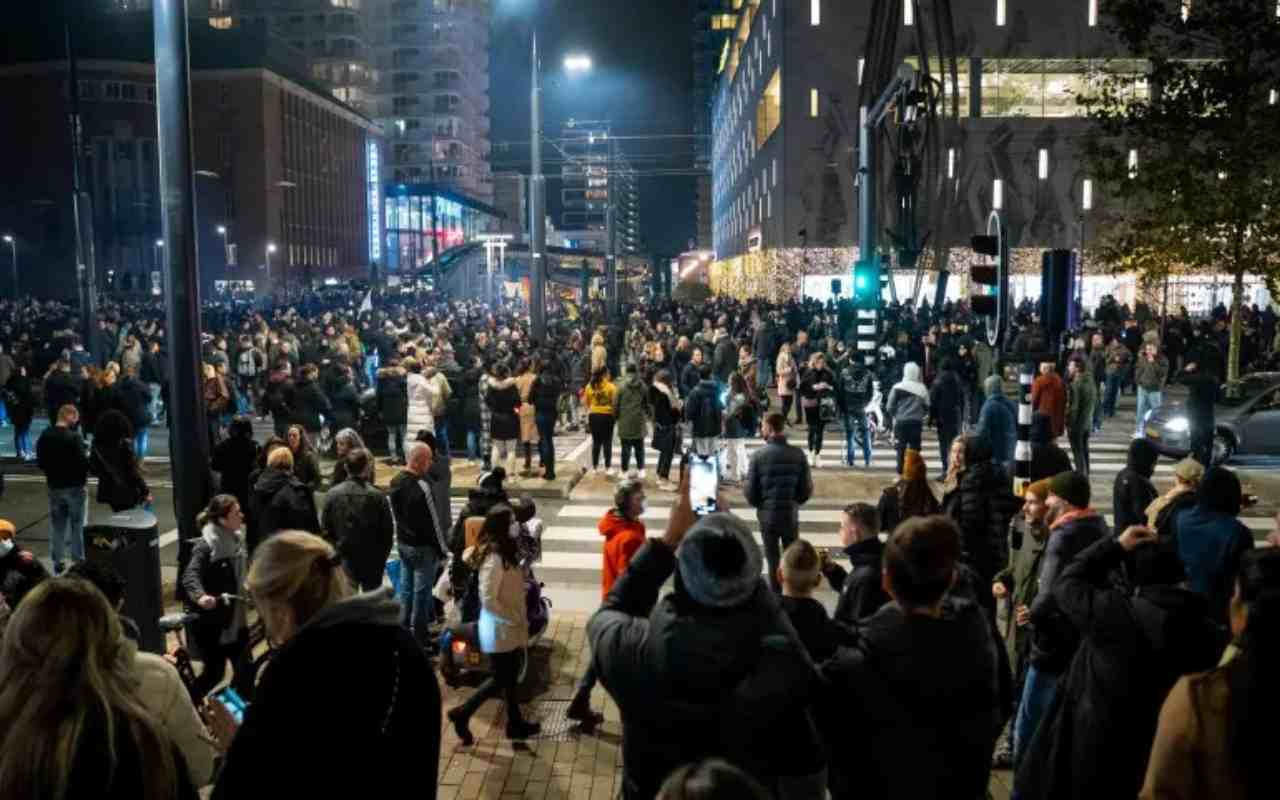 Rotterdam, 7 feriti e 51 arresti nella protesta