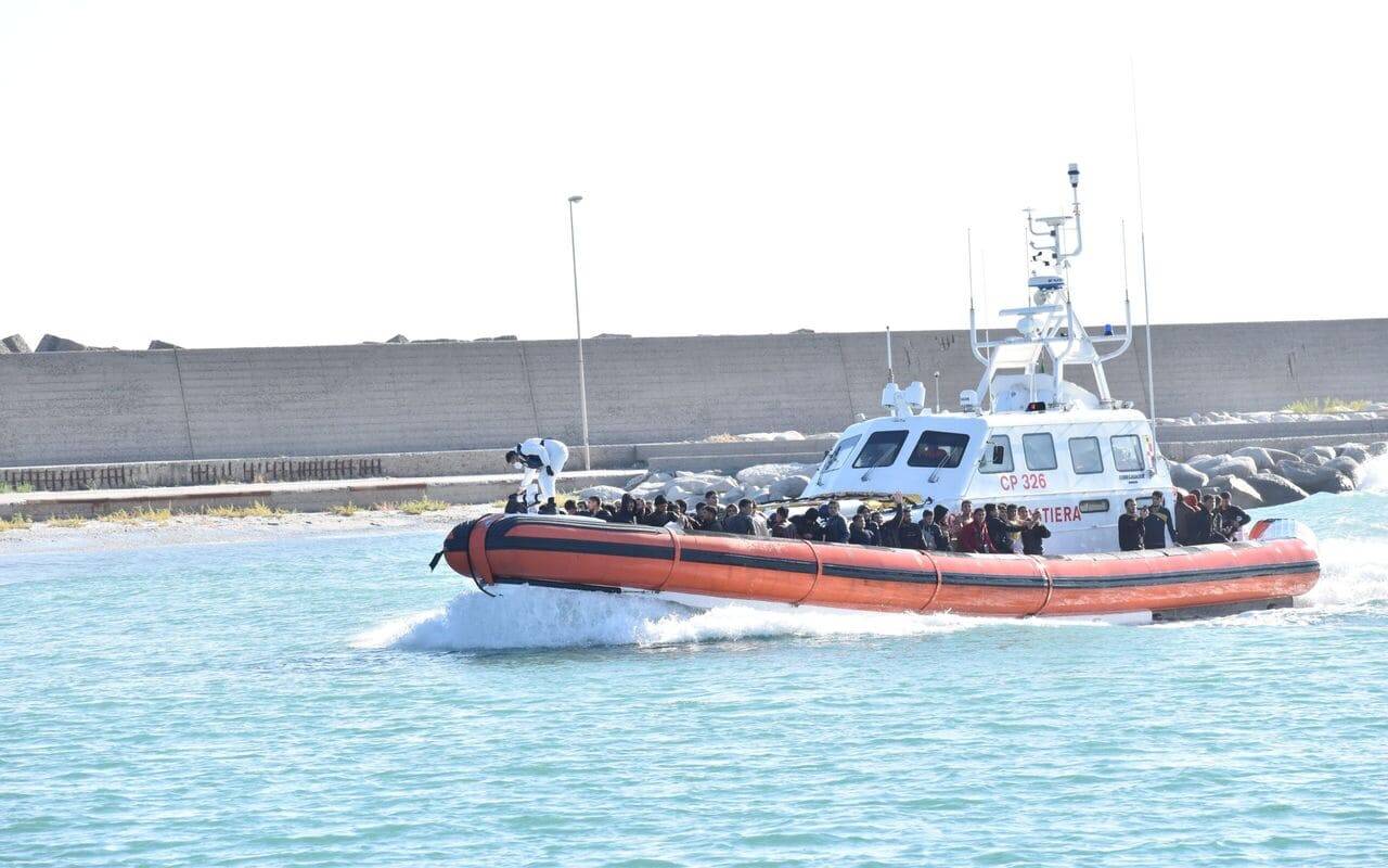 Crotone, la Guardia Costiera mette in salvo altri 27 migranti su un barchino