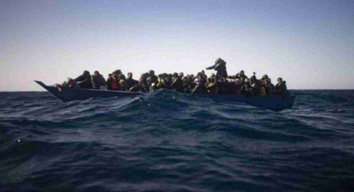Migranti, soccorso barcone con 84 persone a bordo